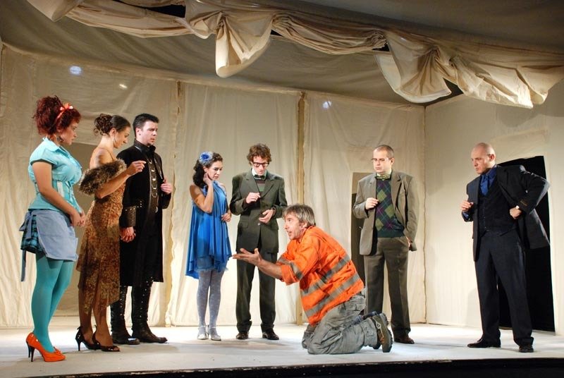 Still of Bea Melkvi, Máté Madarász, Henrietta Rab, Szilárd Petrik, Oszkár Illés, Zoltán Reiter, Tamás Ponty and Zizi Urbán in Két úr szolgája (2009)