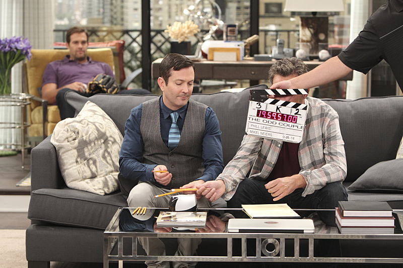 Still of Matthew Perry and Thomas Lennon in The Odd Couple (2015)