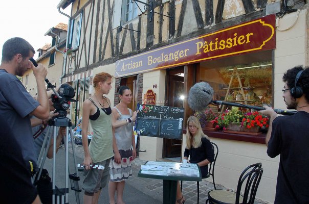 Still of Mona Walravens and Amélie Pimont during filming of Kiddy.