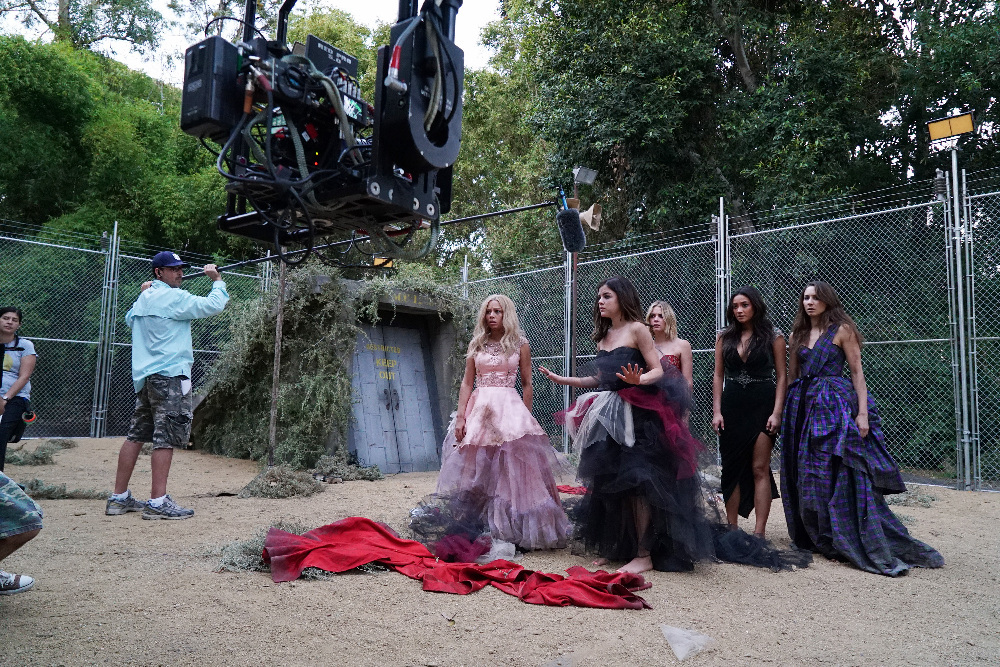 Still of Troian Bellisario, Janel Parrish, Lucy Hale, Ashley Benson, Shay Mitchell and Pretty Little Liars in Jaunosios melages (2010)