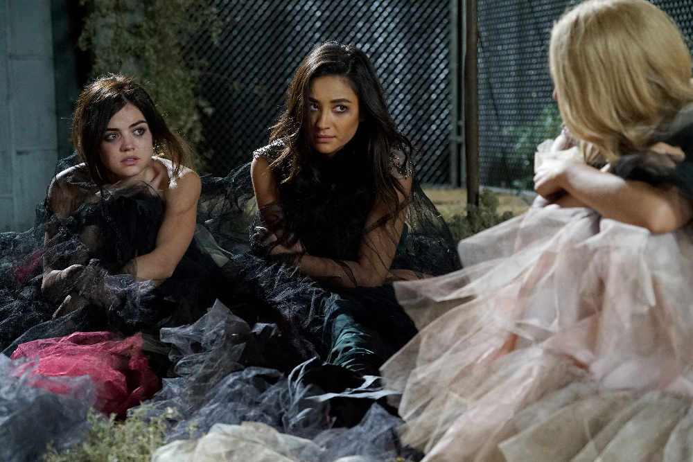Still of Lucy Hale and Pretty Little Liars in Jaunosios melages (2010)
