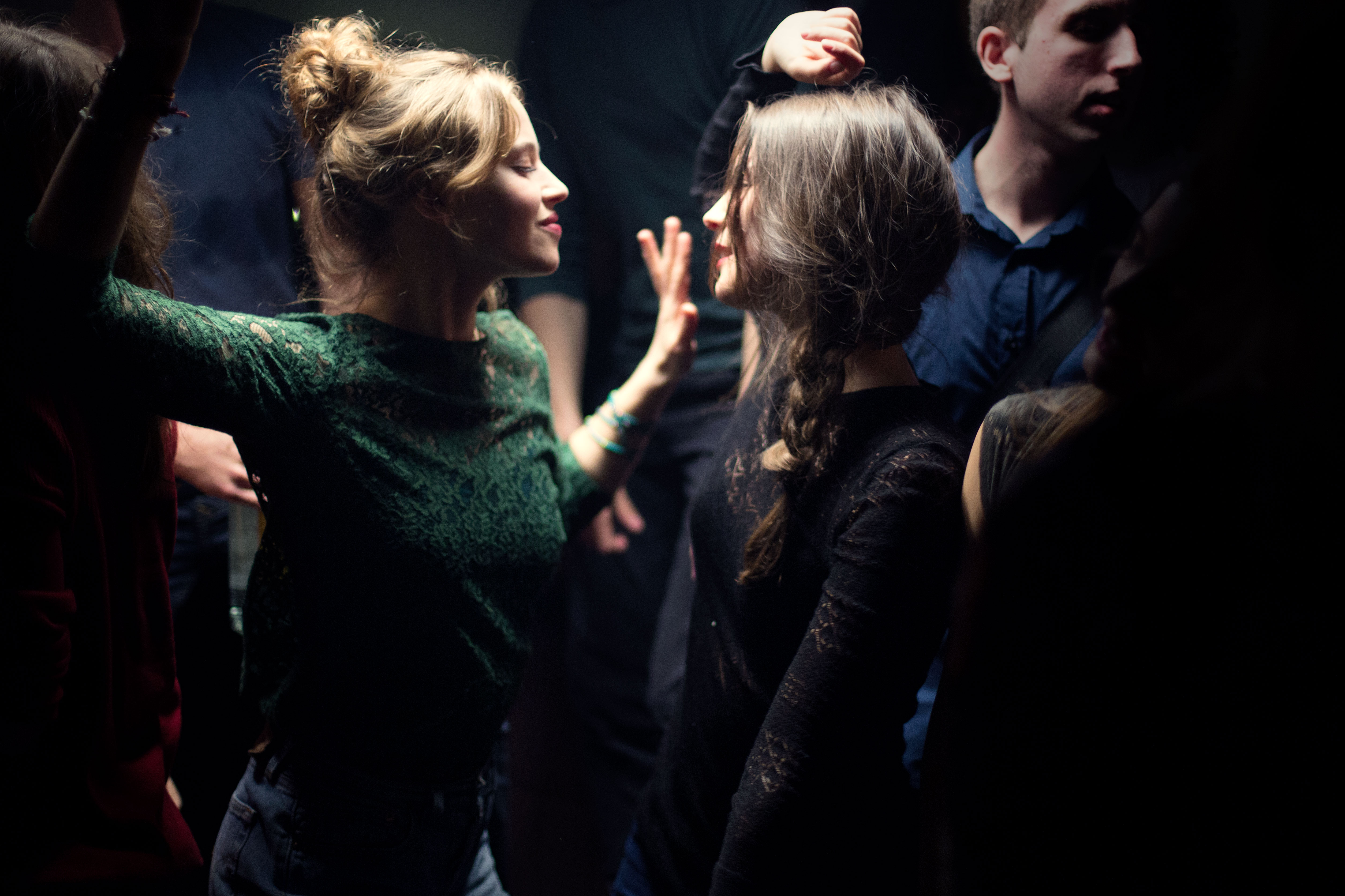 Still of Joséphine Japy and Lou de Laâge in Respire (2014)