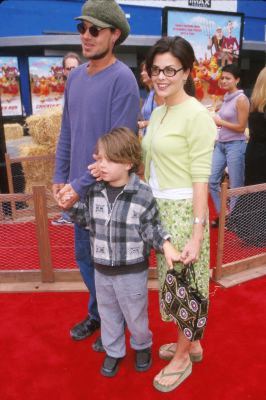 Sherilyn Fenn, Toulouse Holliday and Myles Holliday at event of Chicken Run (2000)