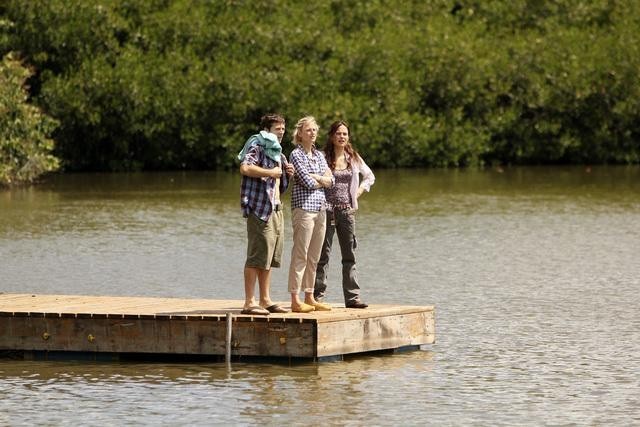 Still of Caroline Dhavernas, Mamie Gummer and Zach Gilford in Off the Map (2011)