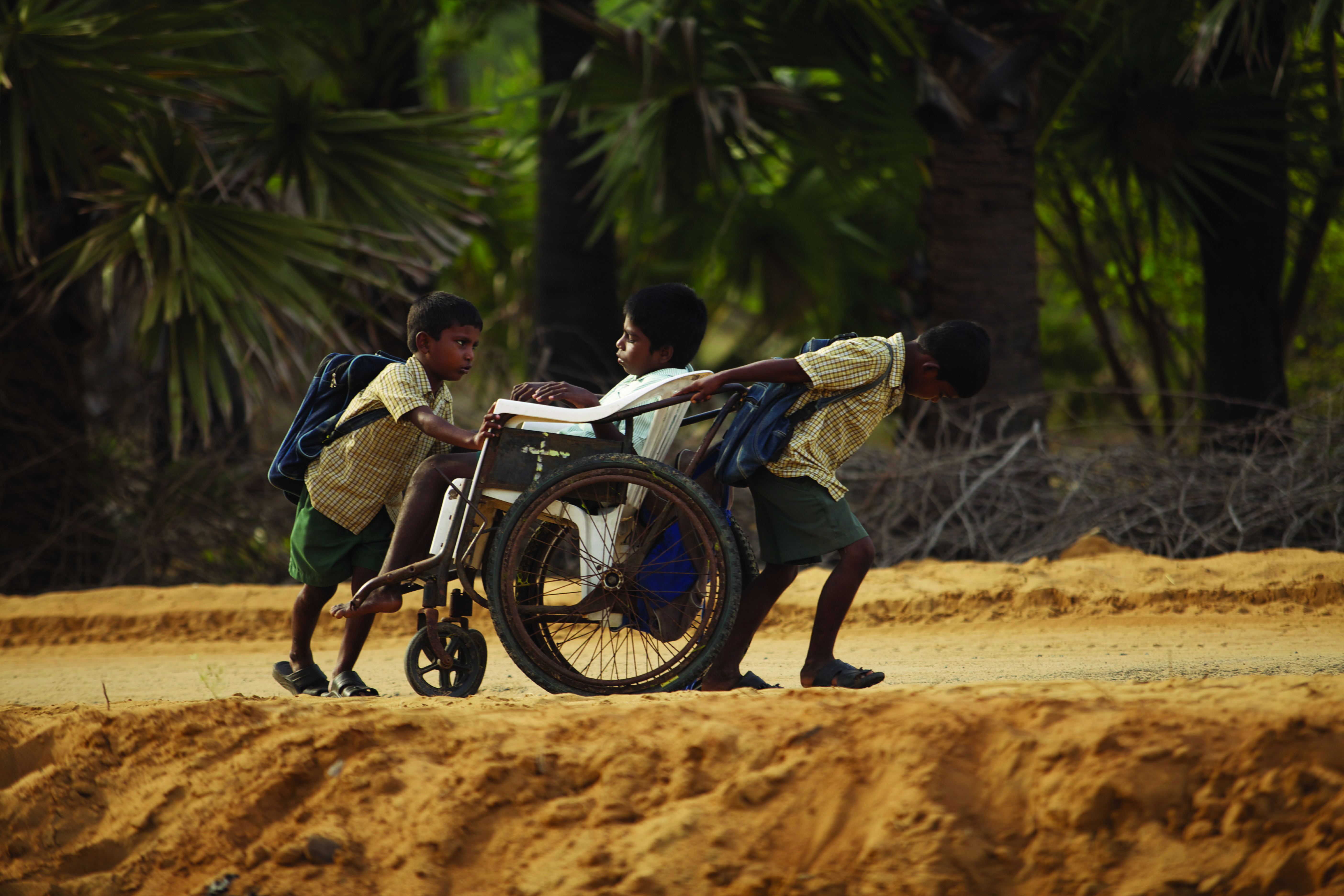 Still of Gabriel J. Esther, Emmanuel J. Esther and Samuel J. Esther in Sur le chemin de l'école (2013)