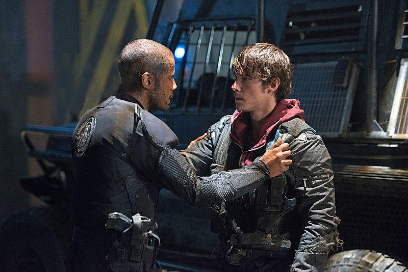 Still of Jarod Joseph and Jonathan Whitesell in The 100 (2014)