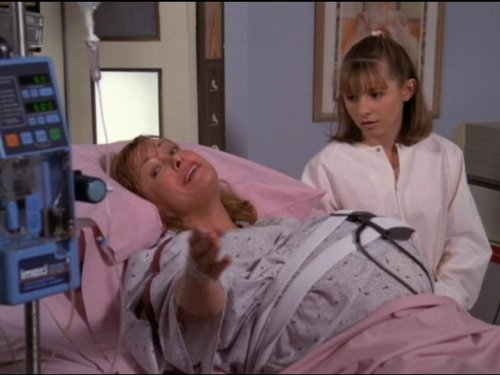 Still of Beverley Mitchell and Catherine Hicks in 7th Heaven (1996)