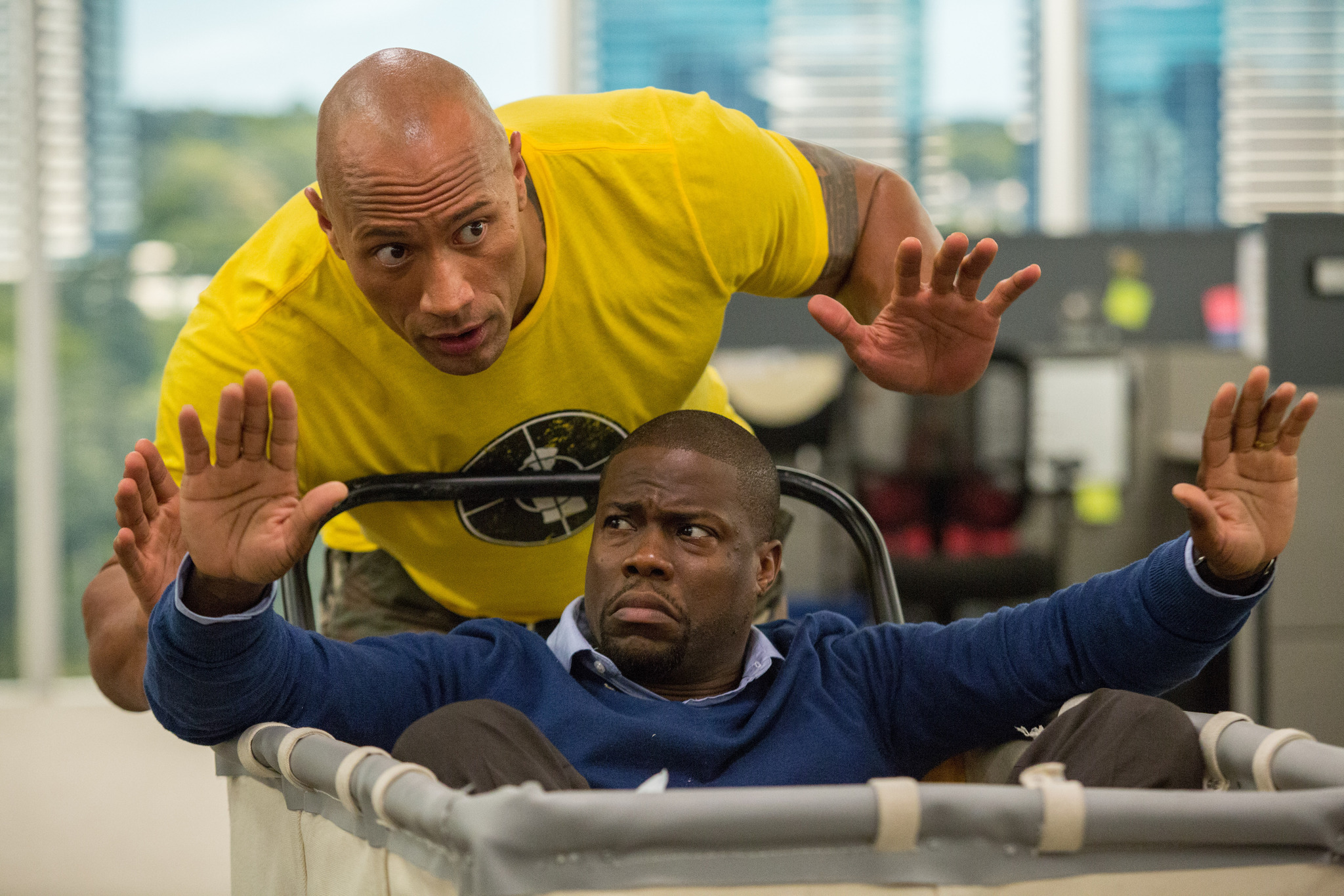 Still of Kevin Hart and Dwayne Johnson in Central Intelligence (2016)