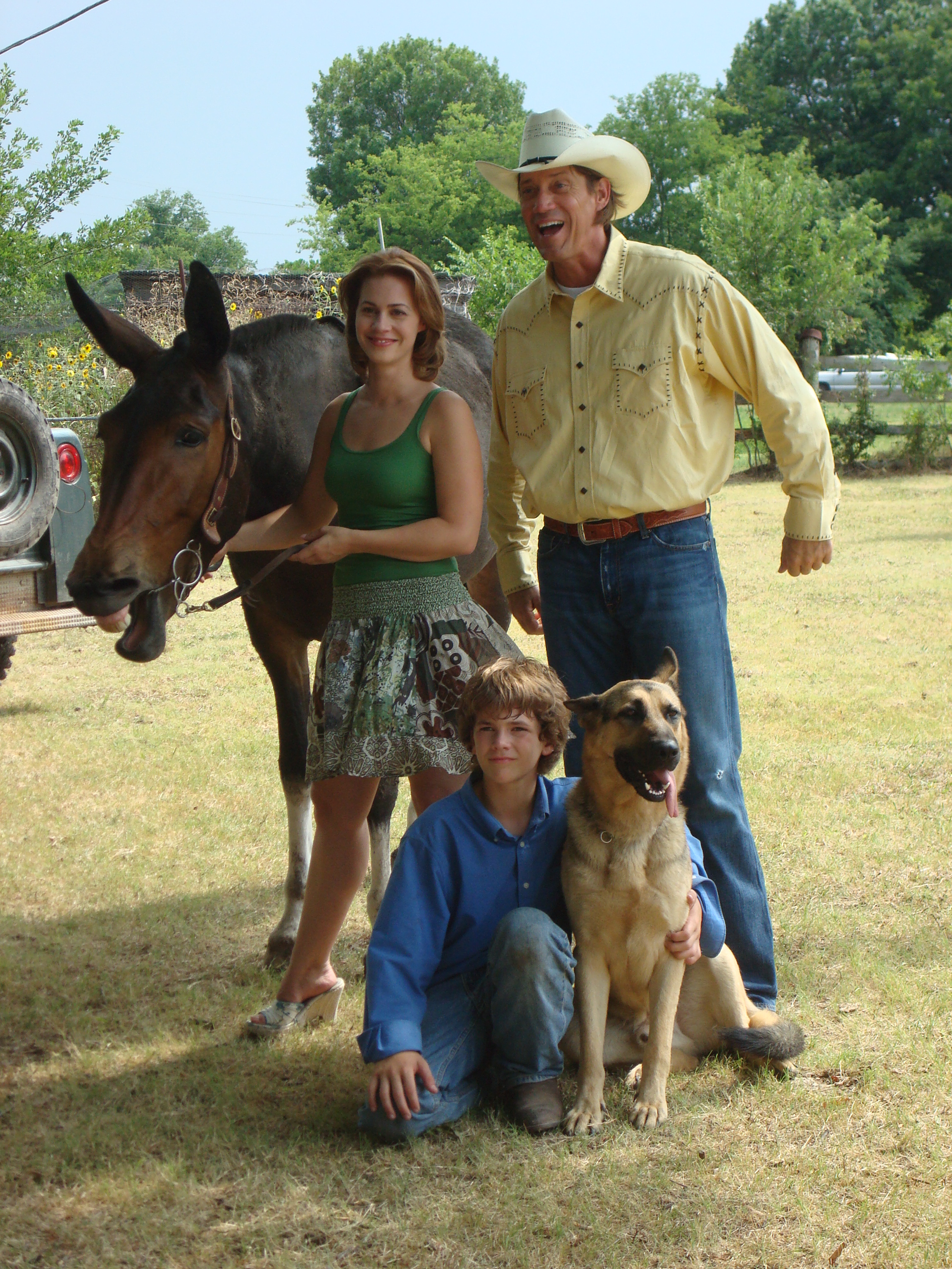 Grant Barker as Tommy Braxton, Siri Baruc as Sharon Braxton, Kevon Sorbo as Dodge Davis, Sugar the Mule as 