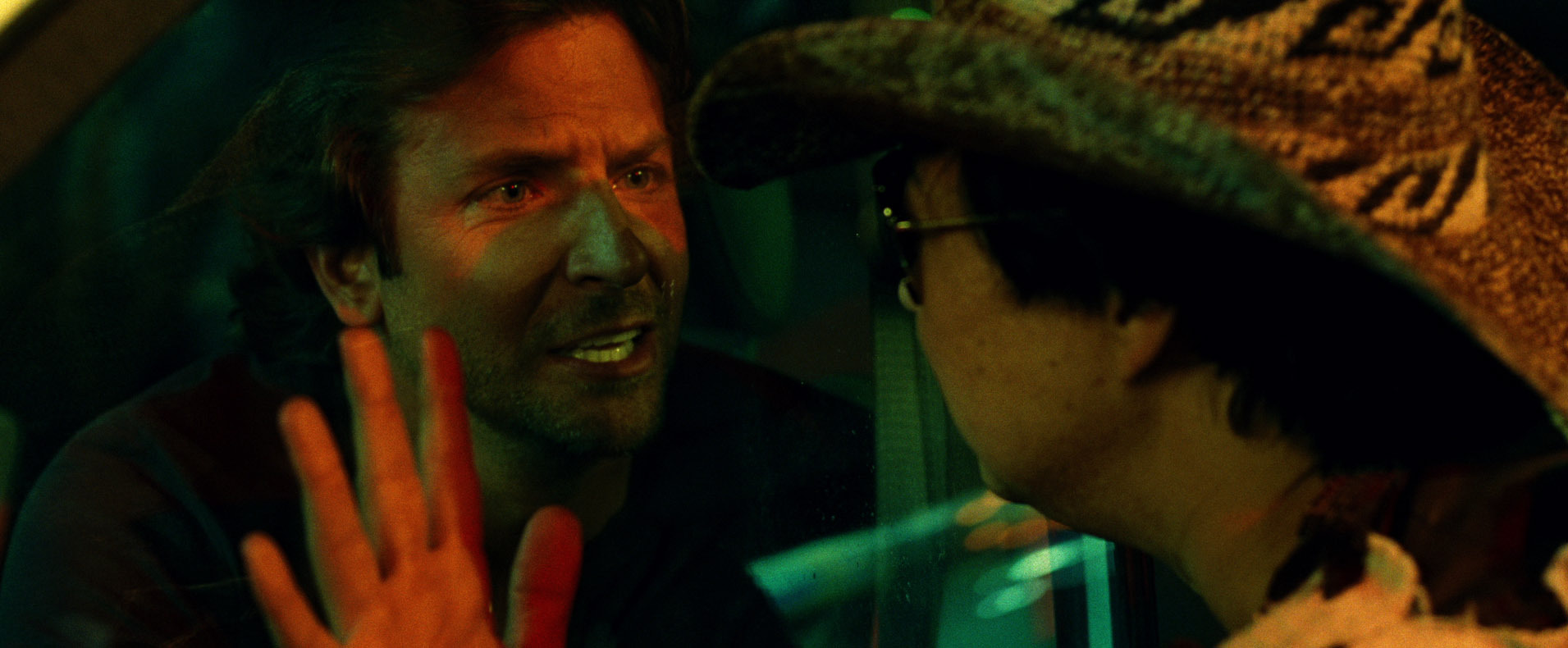 Still of Bradley Cooper and Ken Jeong in Pagirios 3: velniai zino kur (2013)