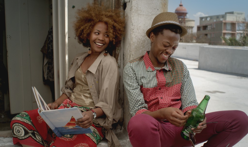 Still of Jafta Mamabolo and Fulu Moguvhani in Ayanda and the Mechanic (2015)