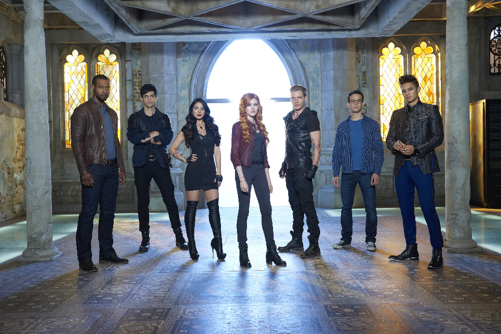 Still of Harry Shum Jr., Isaiah Mustafa, Emeraude Toubia, Katherine McNamara, Dominic Sherwood, Matthew Daddario and Alberto Rosende in Shadowhunters (2016)