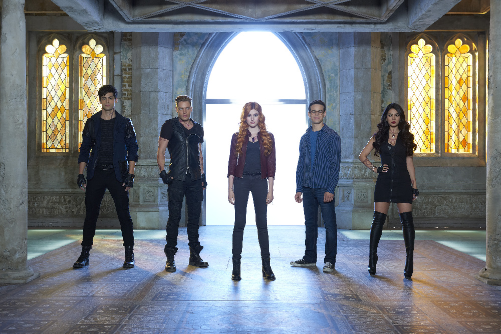 Still of Emeraude Toubia, Katherine McNamara, Dominic Sherwood, Matthew Daddario and Alberto Rosende in Shadowhunters (2016)