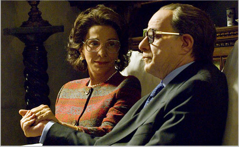 Still of Anna Bonaiuto and Toni Servillo in Il divo - La spettacolare vita di Giulio Andreotti (2008)
