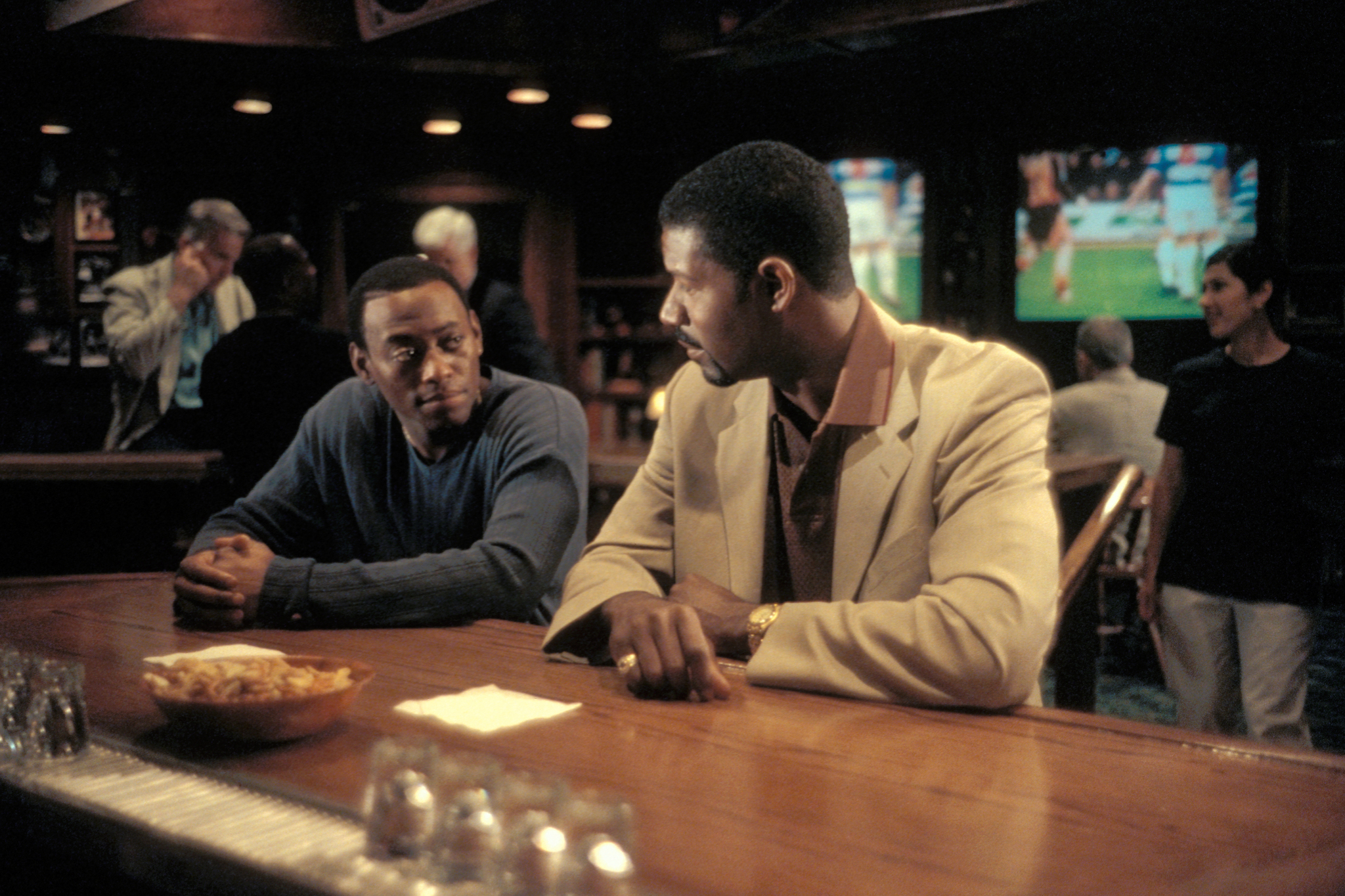 Still of Omar Epps and Dennis Haysbert in Love & Basketball (2000)