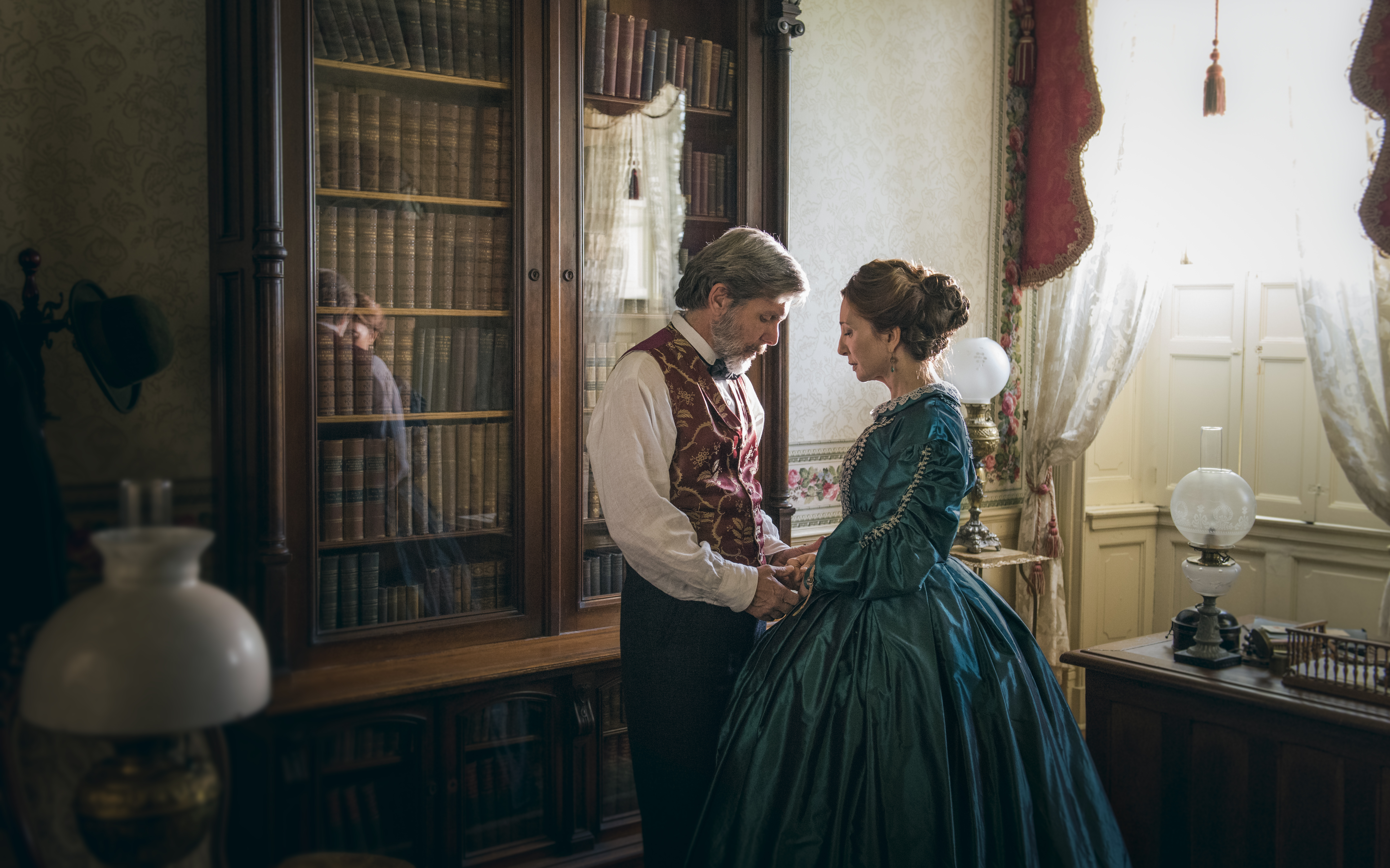 Still of Gary Cole and Donna Murphy in Mercy Street (2016)