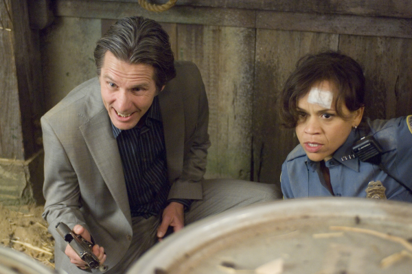 Still of Rosie Perez and Gary Cole in Mari Huanos ekspresas (2008)