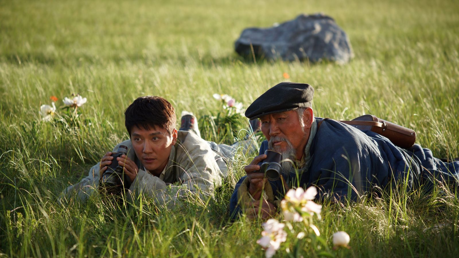 Still of Ba Sen Zha Bu and Shaofeng Feng in Le dernier loup (2015)