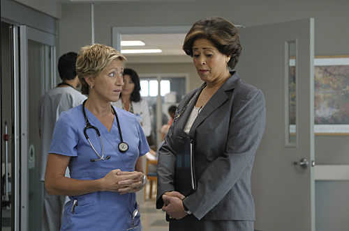 Still of Edie Falco and Anna Deavere Smith in Nurse Jackie (2009)