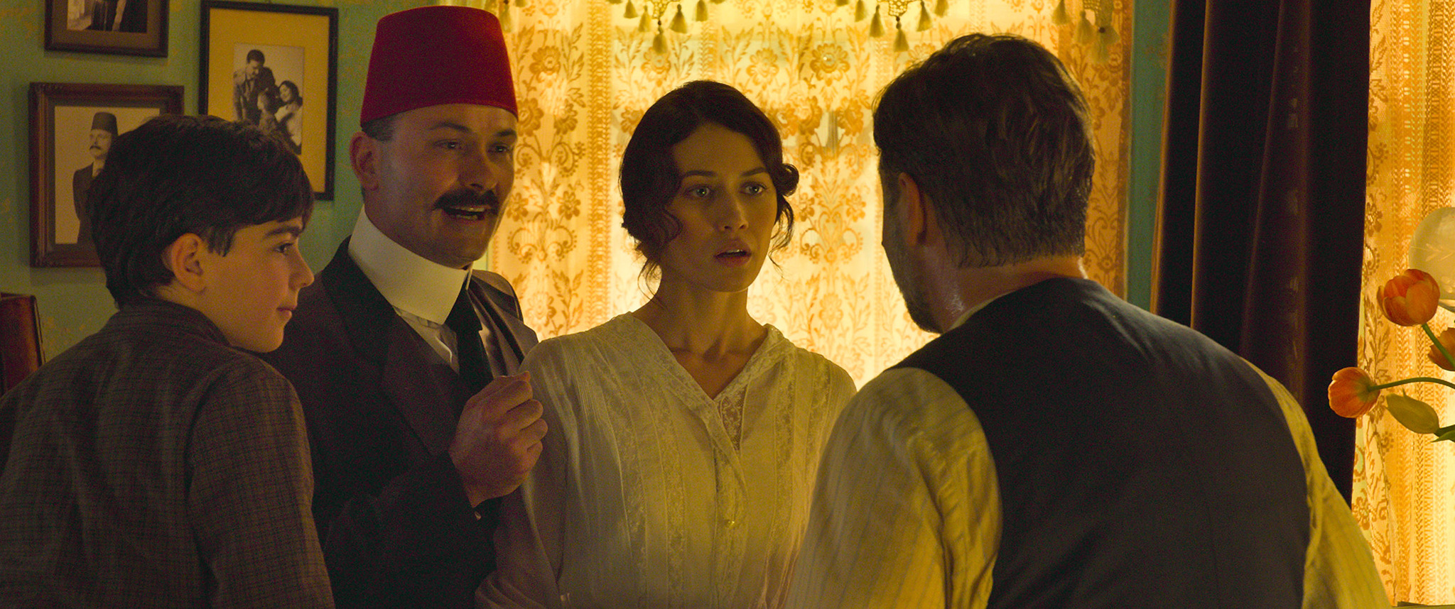 Still of Steve Bastoni, Olga Kurylenko and Dylan Georgiades in Vandens ieskotojas (2014)