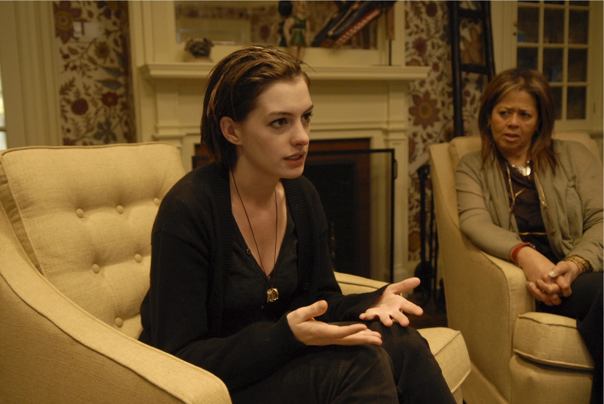 Still of Anne Hathaway and Anna Deavere Smith in Rachel Getting Married (2008)