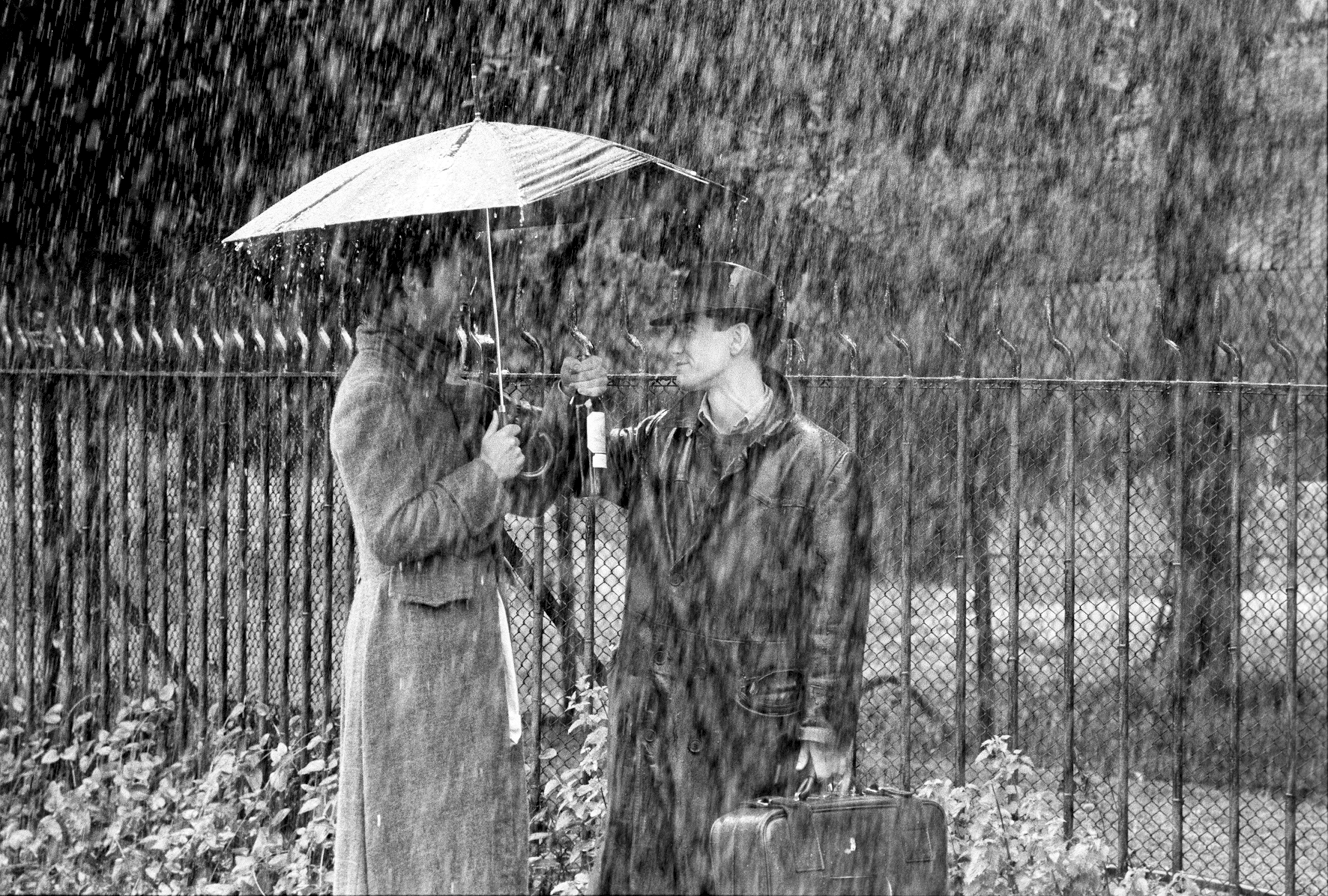 Still of Richard E. Grant and Paul McGann in Withnail & I (1987)