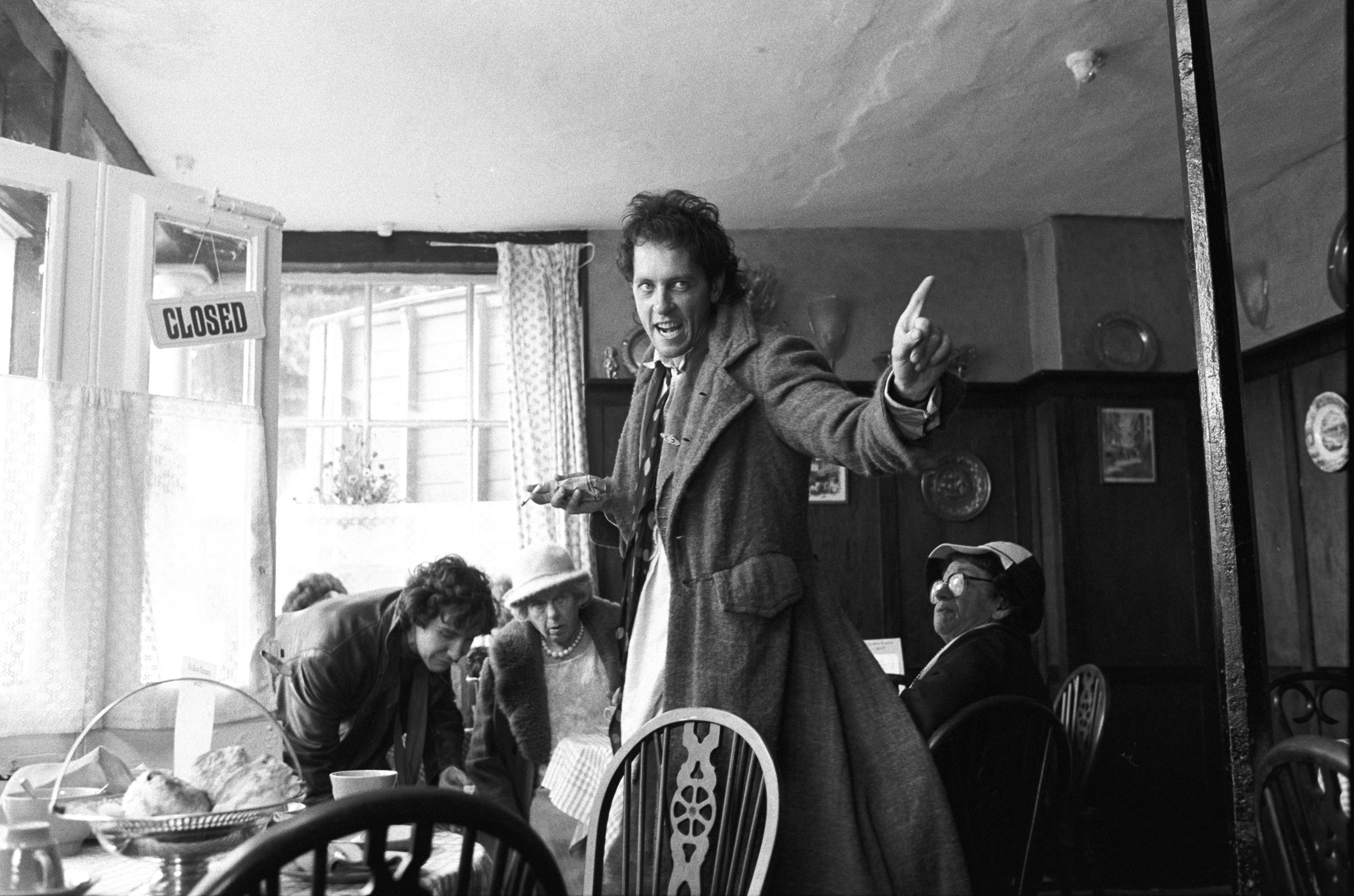 Still of Richard E. Grant and Paul McGann in Withnail & I (1987)