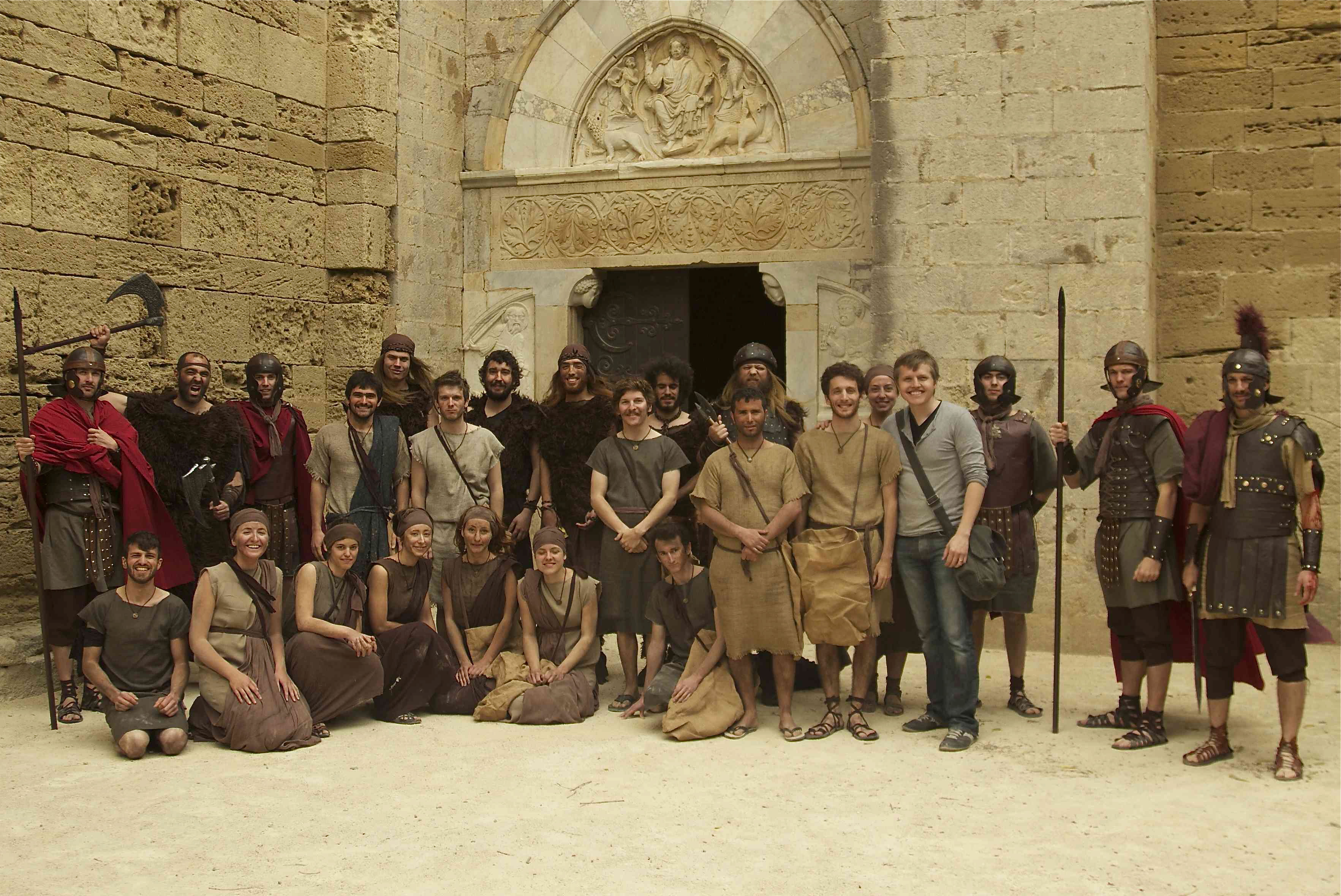 Still of full cast in Les Esclaves (2012)