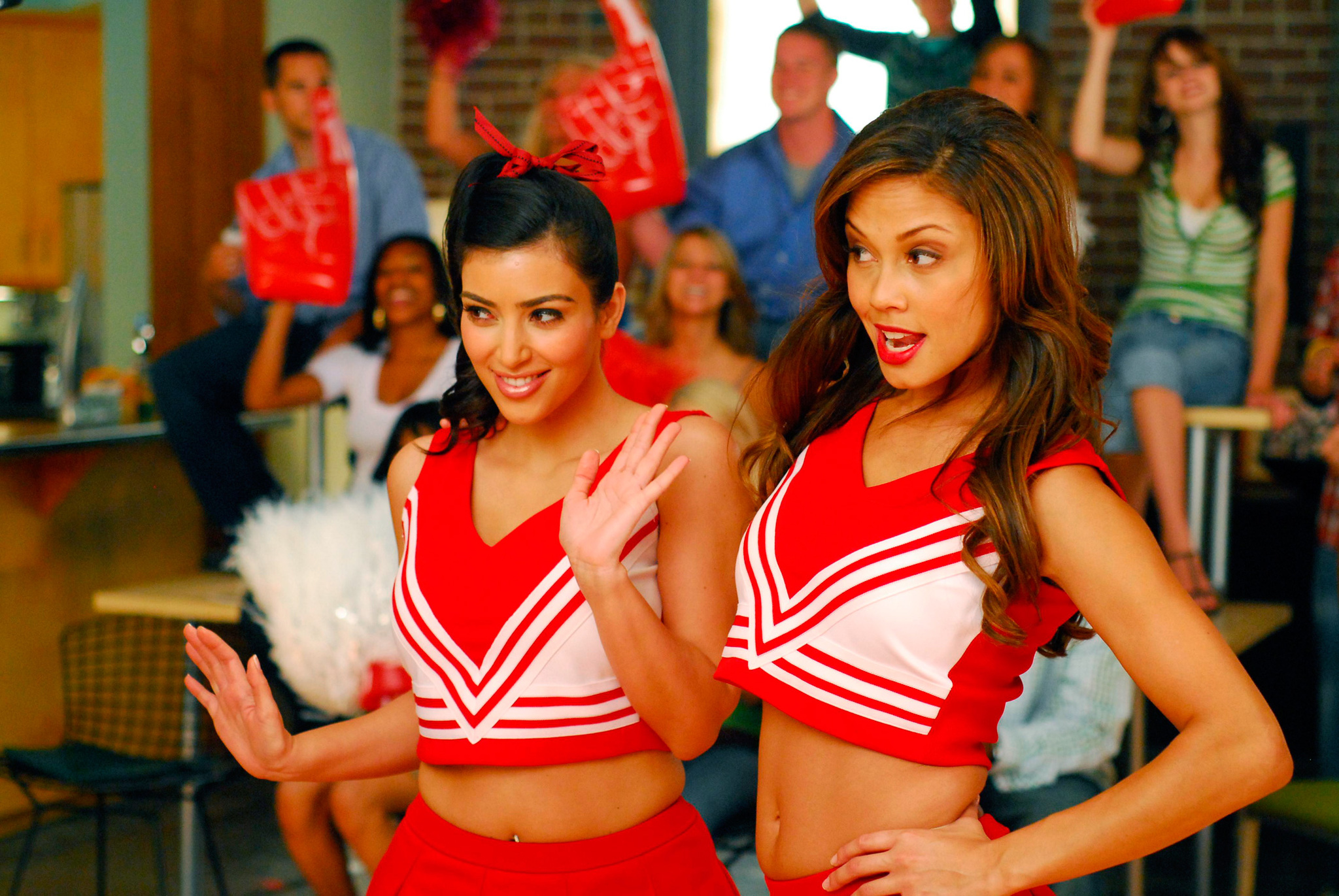 Still of Vanessa Lachey and Kim Kardashian West in Katastrofiskai nesekmingas filmas (2008)