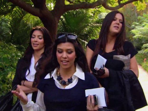 Still of Kourtney Kardashian, Kim Kardashian West and Khloé Kardashian in Keeping Up with the Kardashians (2007)