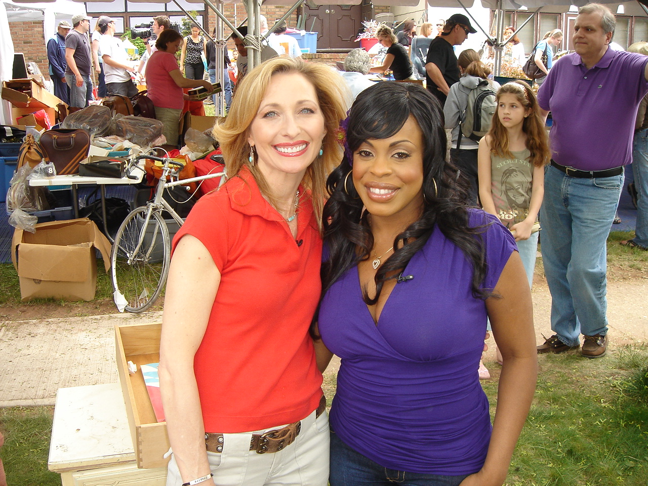 Linda Swain & Niecy Nash on set of Clean House.