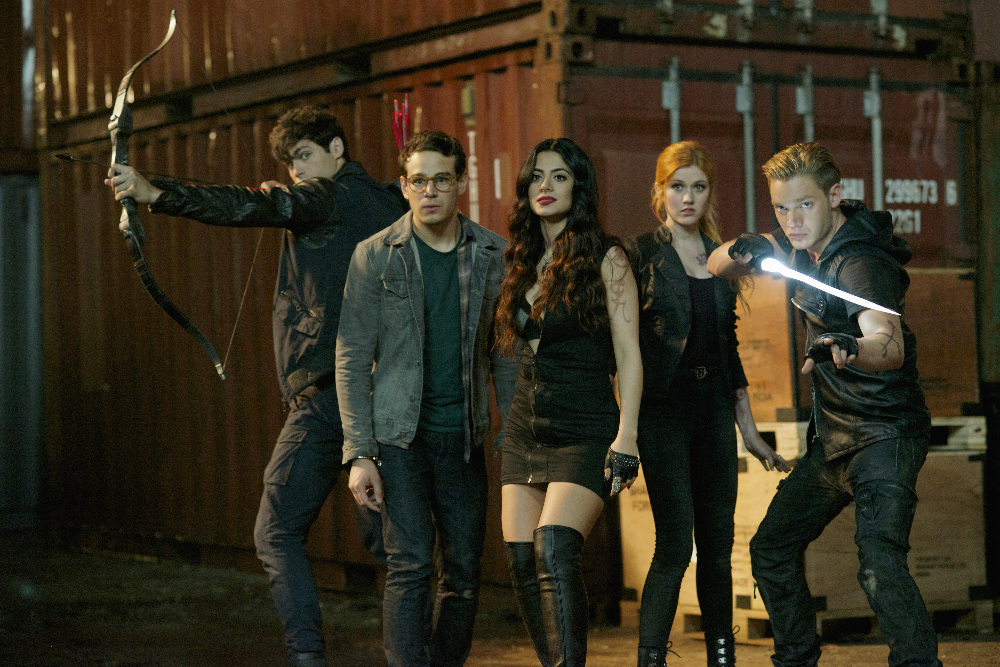 Still of Emeraude Toubia, Katherine McNamara, Dominic Sherwood, Matthew Daddario and Alberto Rosende in Shadowhunters (2016)