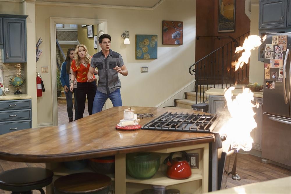 Still of Taylor Spreitler and Kevin Fonteyne in Melissa & Joey (2010)