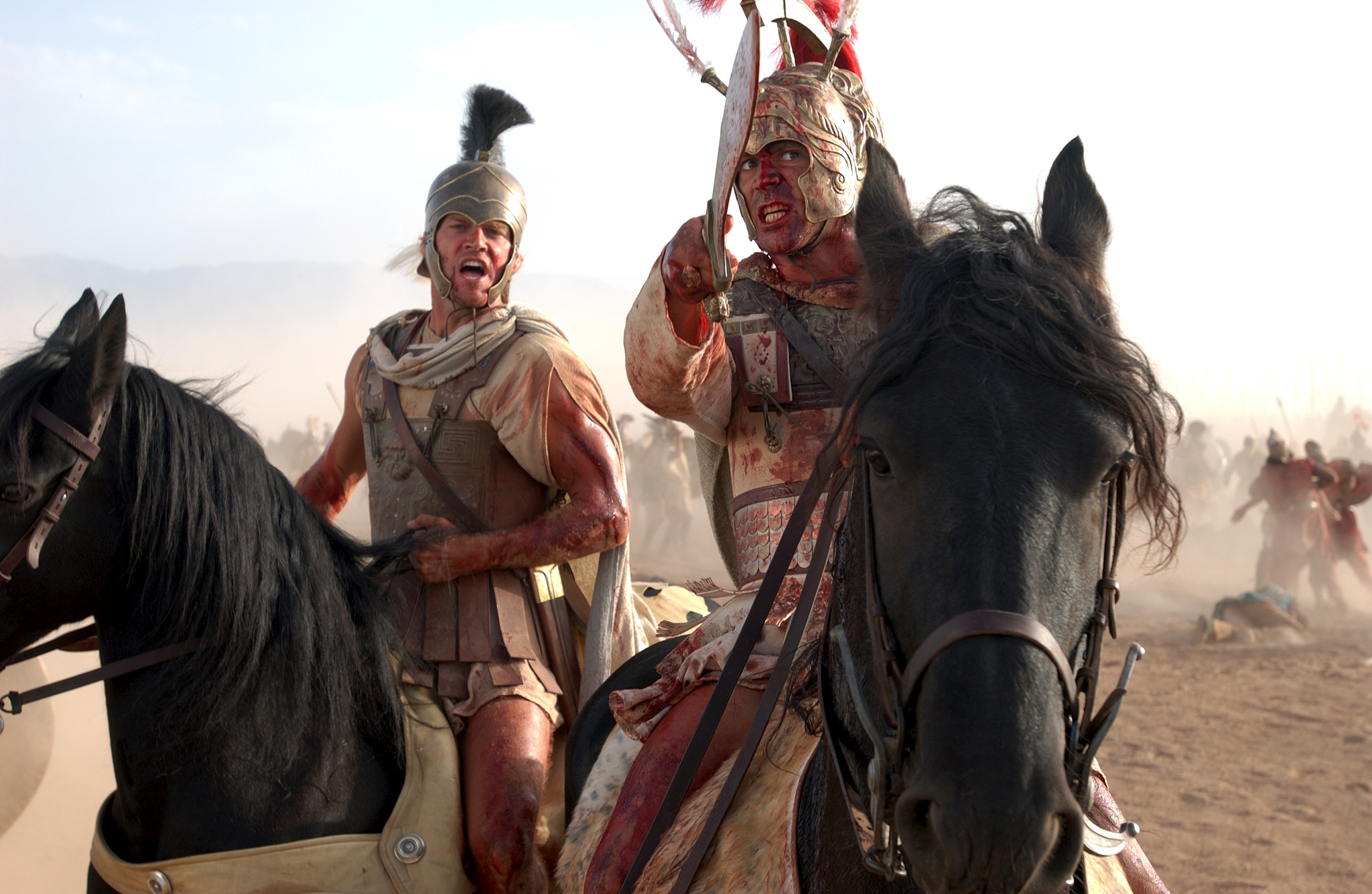 Still of Colin Farrell and Elliot Cowan in Alexander (2004)