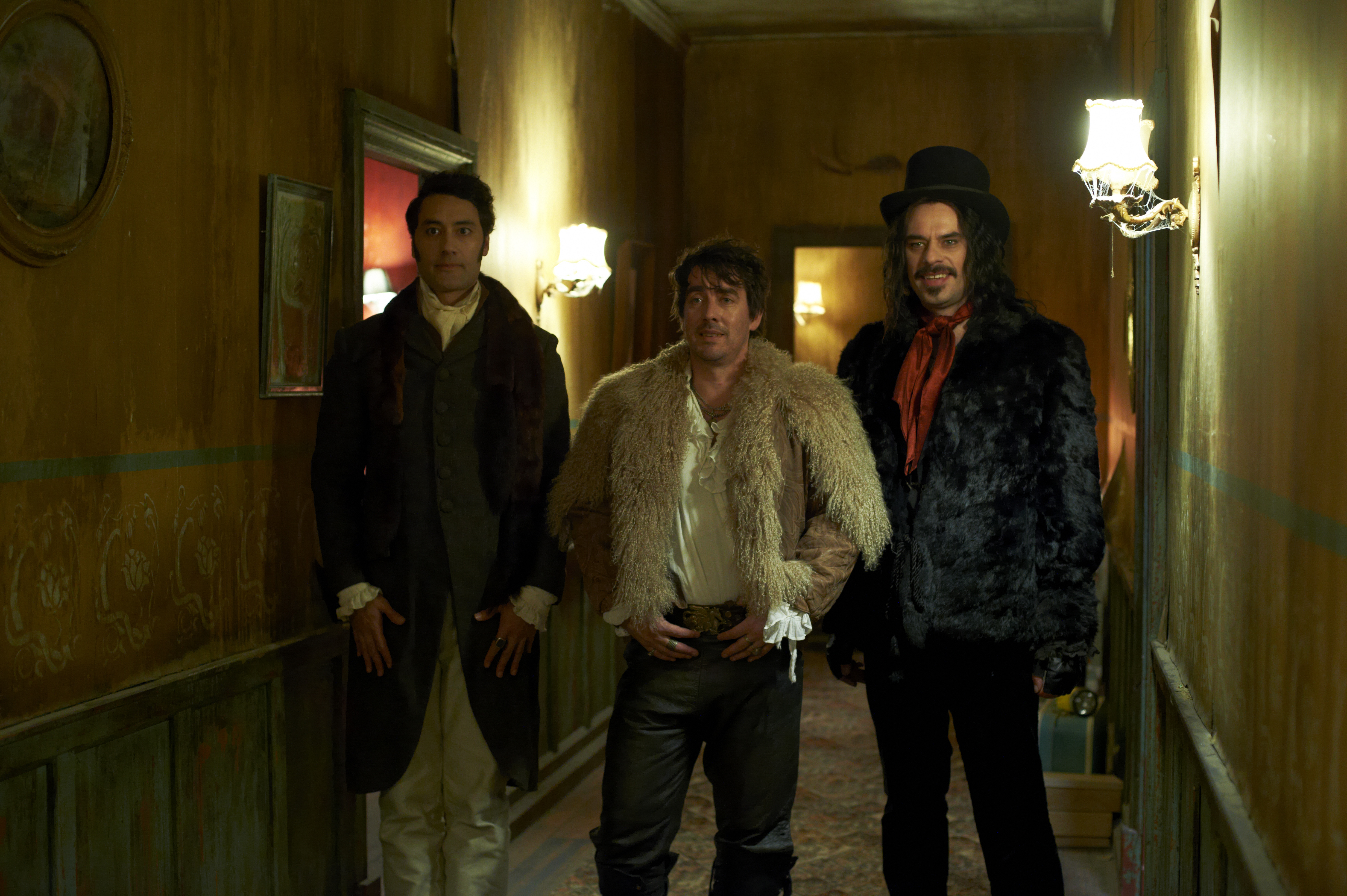 Still of Taika Waititi, Jemaine Clement and Jonny Brugh in What We Do in the Shadows (2014)