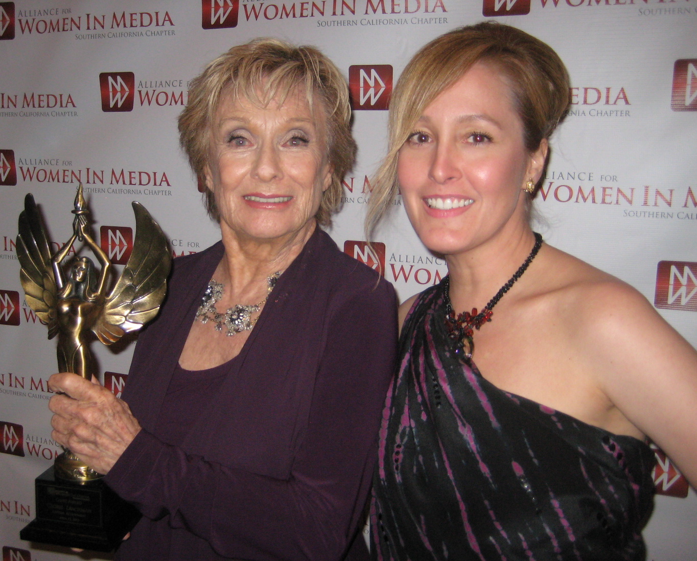 Cloris Leachman is proud of her Lifetime Achievement Genii Award. She so deserves this honor!!!