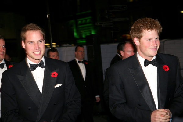 Prince Harry Windsor and Prince William at event of Paguodos kvantas (2008)