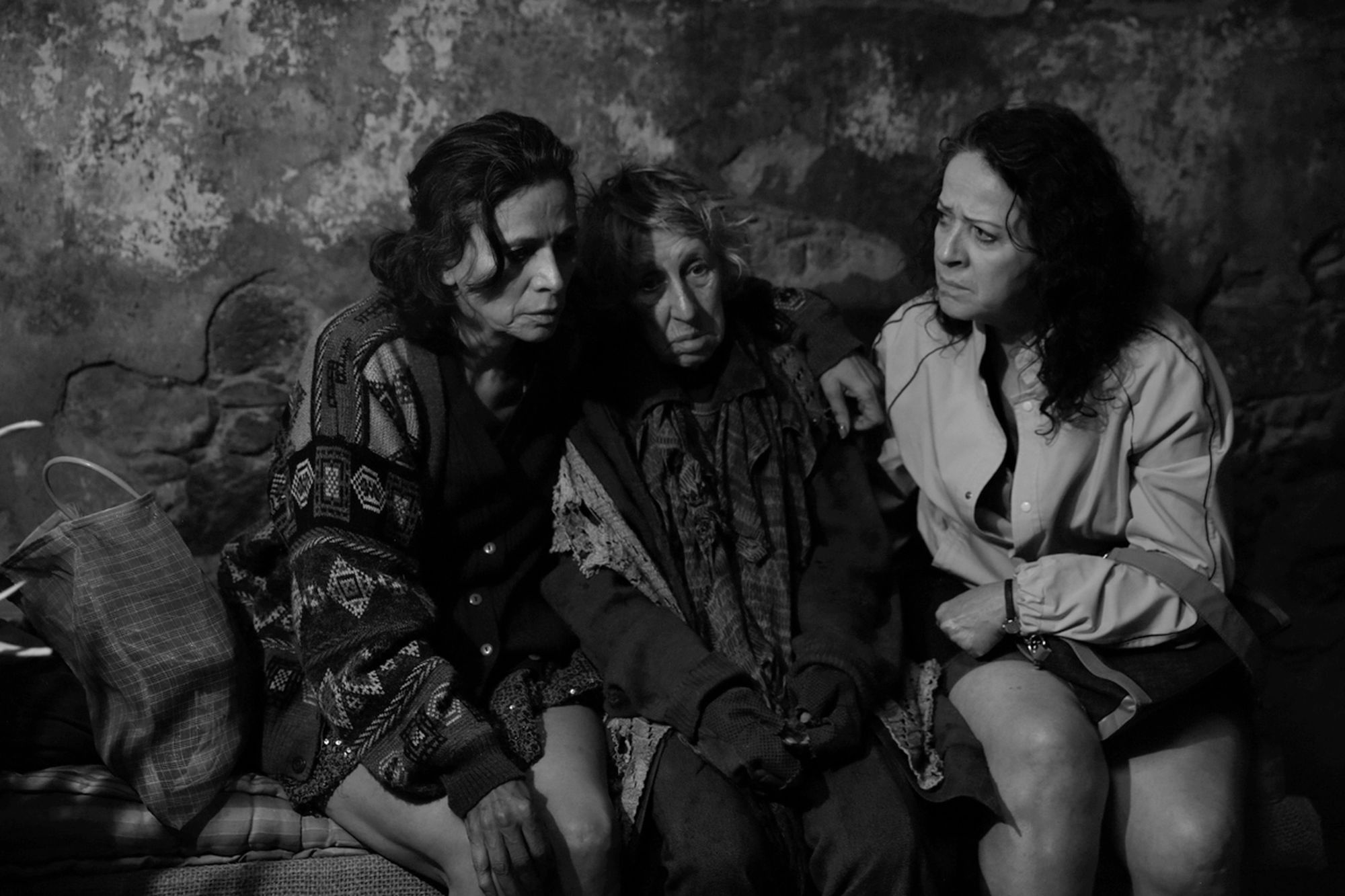 Still of Leticia Gómez Rivera, Patricia Reyes Spíndola and Nora Velázquez in La calle de la amargura (2015)