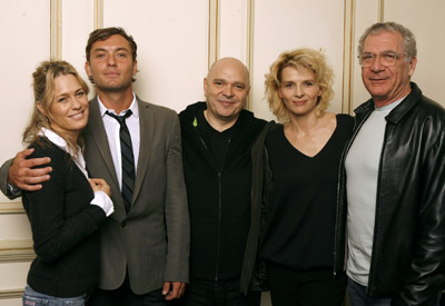 Jude Law, Juliette Binoche, Robin Wright, Sydney Pollack and Anthony Minghella at event of Breaking and Entering (2006)