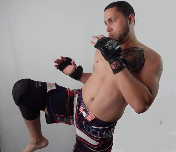 Basic knee check in mma apparel. I am an mma practicioner as a member of Wand Fight Team in Las Vegas . MMA fighters needed, feel free to contact me.