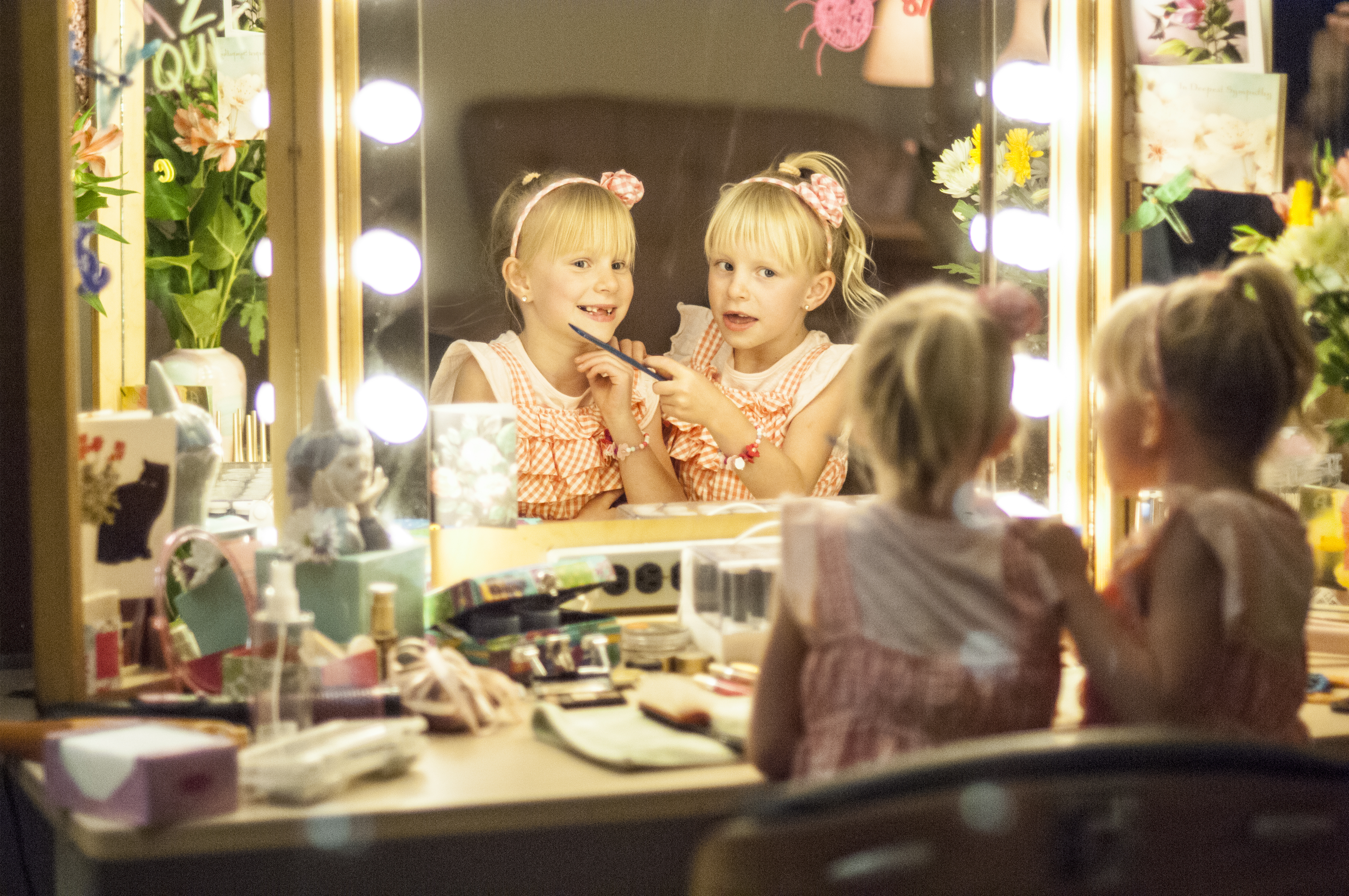 Still of Tyla Jones and Calla Jones in The Unauthorized Full House Story (2015)