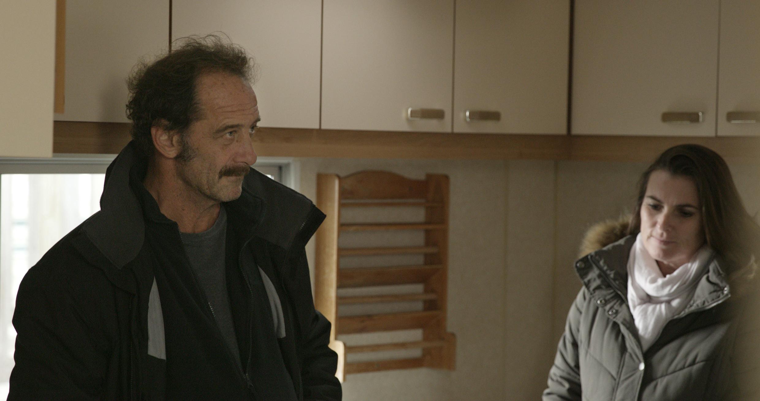 Still of Vincent Lindon and Karine de Mirbeck in La loi du marché (2015)