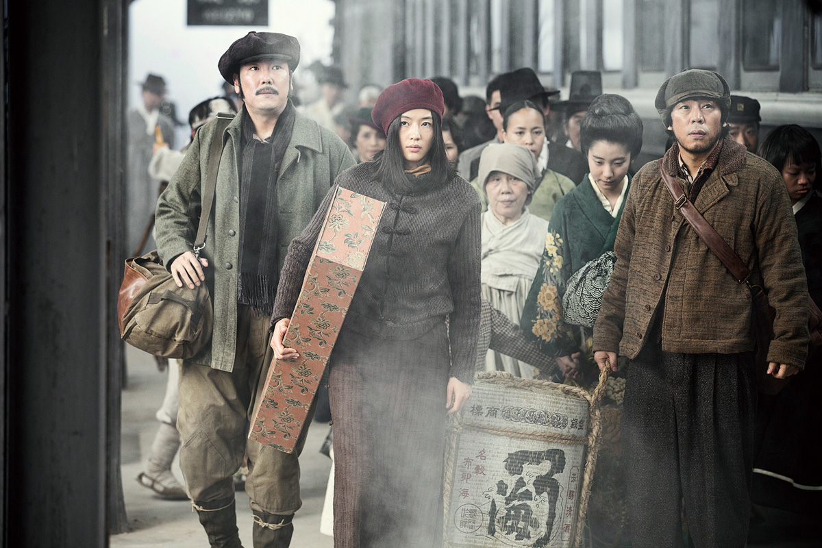 Still of Ji-hyun Jun, Duek-mun Choi and Jin-woong Jo in Amsal (2015)