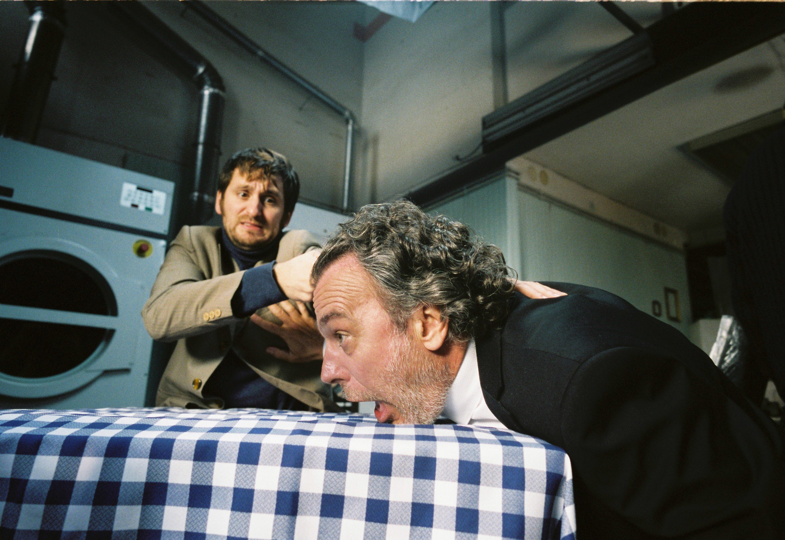 Still of José Coronado and Raúl Arévalo in Murieron por encima de sus posibilidades (2014)