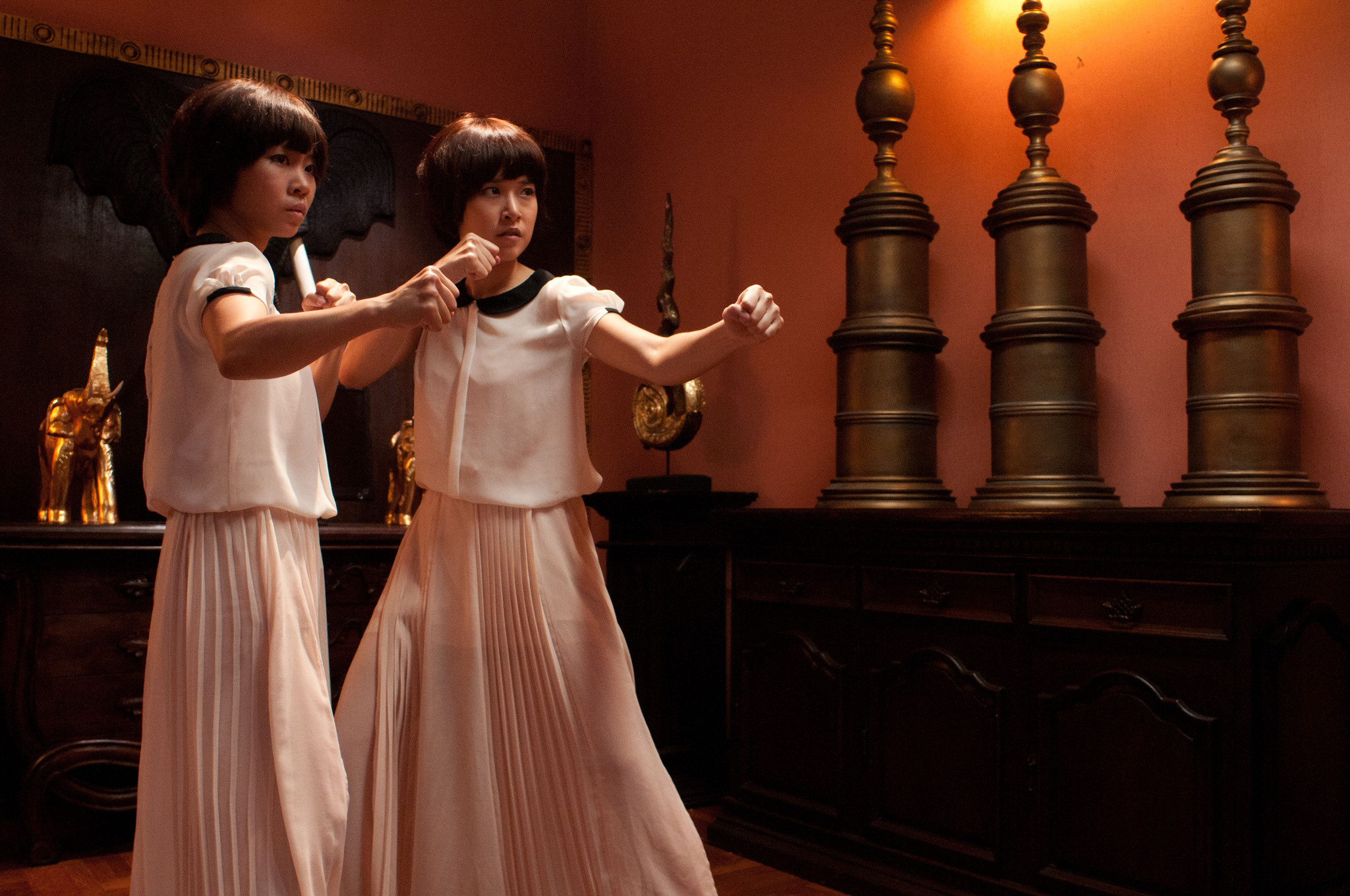 Still of JeeJa Yanin and Theerada Kittisiriprasert in Tom yum goong 2 (2013)