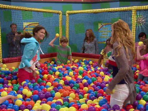 Still of Bella Thorne, Zendaya and Shane Giedraitis in Shake It Up! (2010)