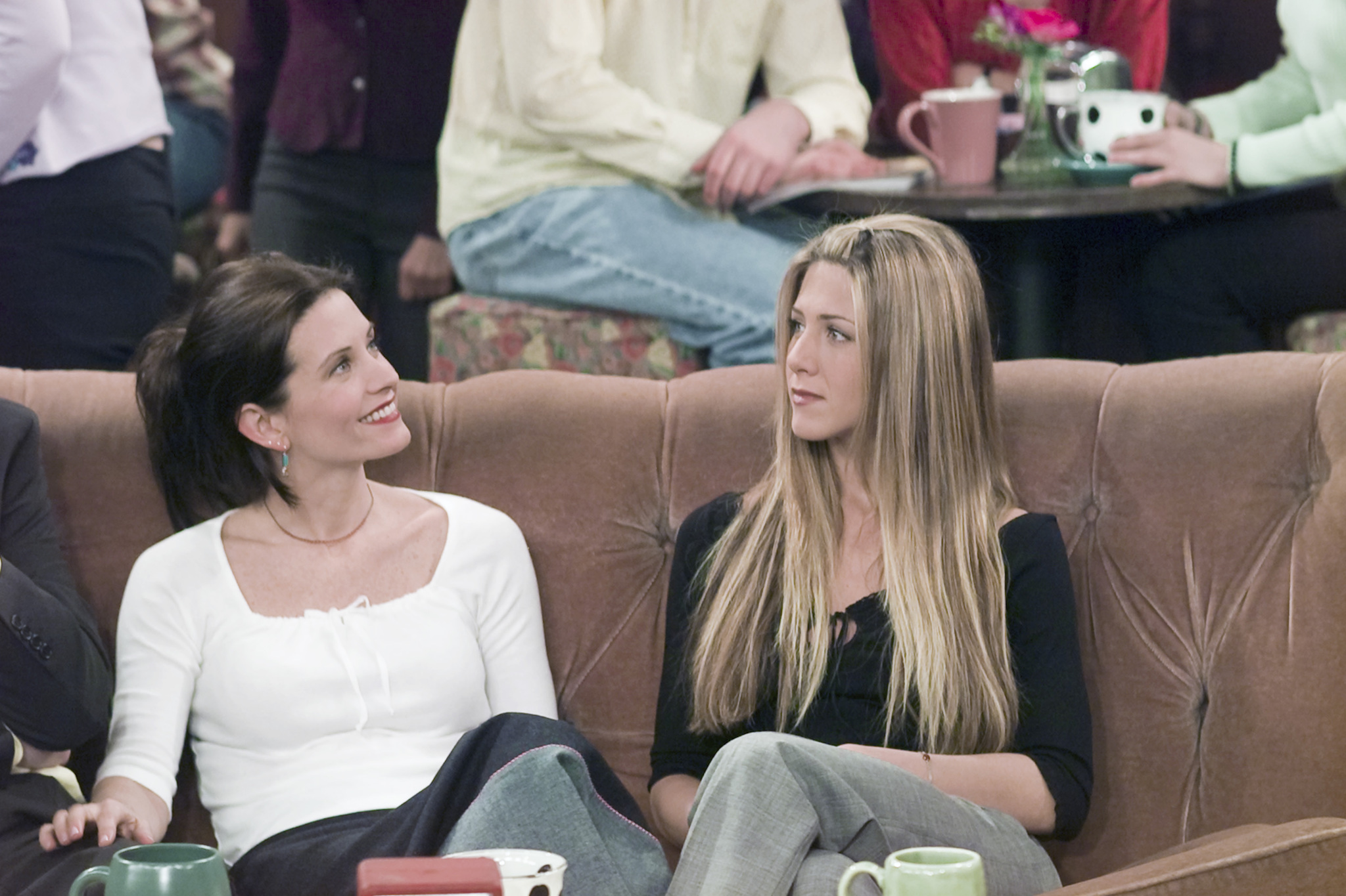 Still of Jennifer Aniston and Courteney Cox in Draugai (1994)