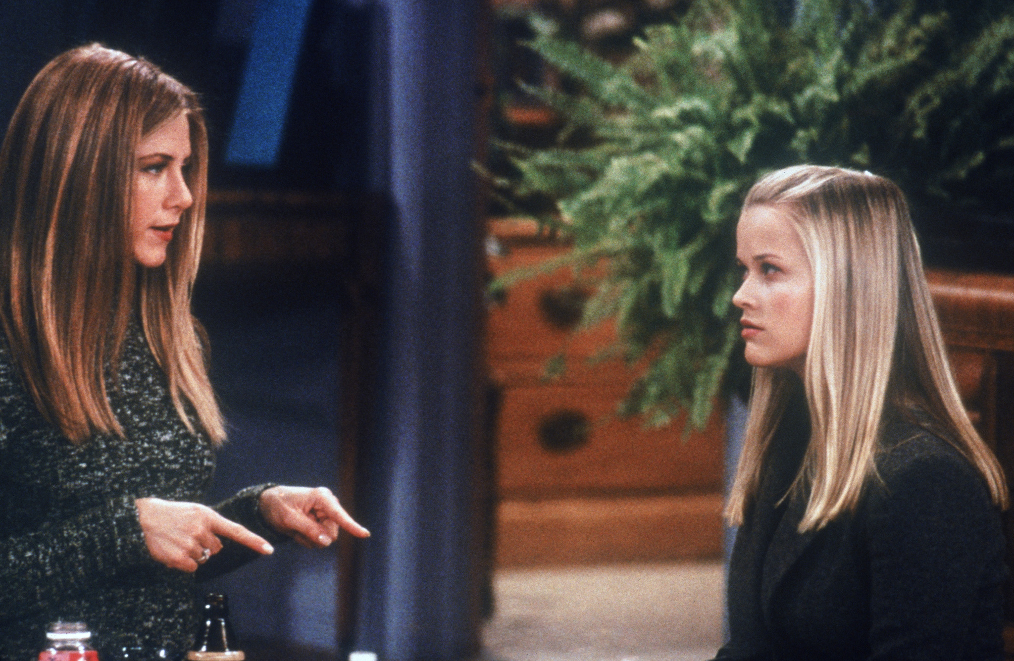 Still of Jennifer Aniston and Reese Witherspoon in Draugai (1994)