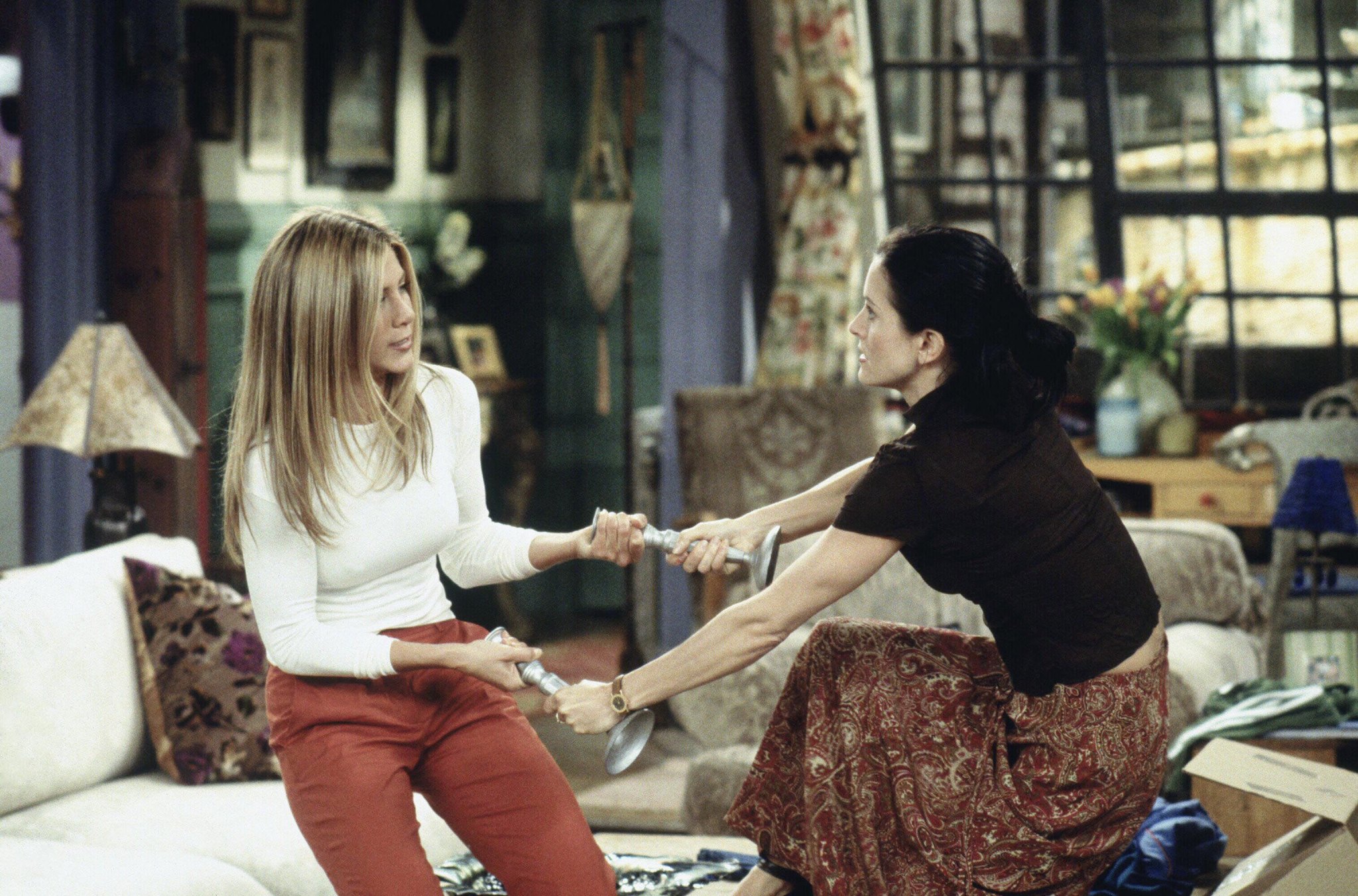 Still of Jennifer Aniston and Courteney Cox in Draugai (1994)