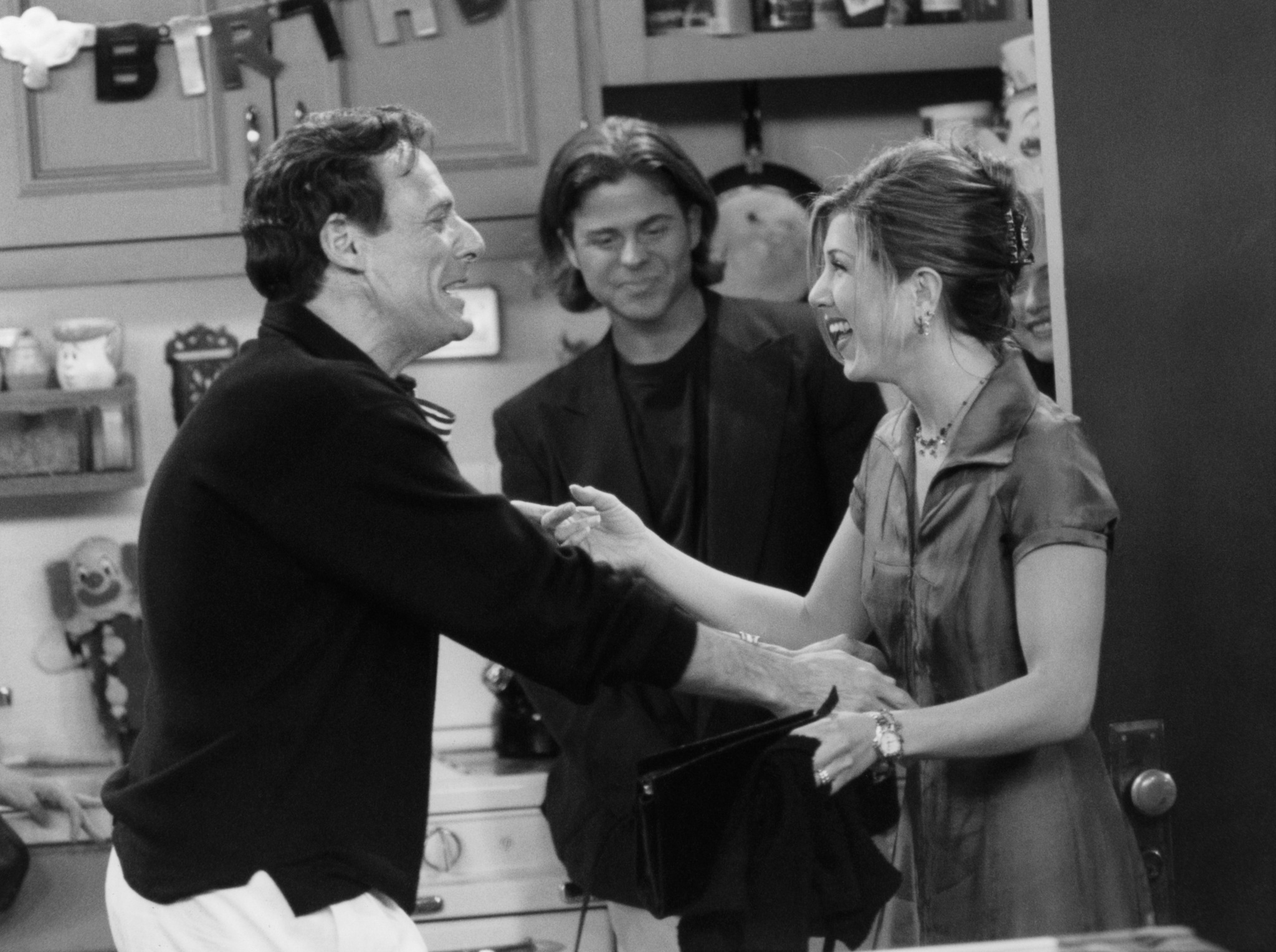 Still of Jennifer Aniston and Ron Leibman in Draugai (1994)